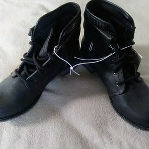 A pair of winter mid line boots .  never been worn